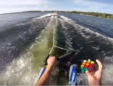 Απίστευτος τύπος «λύνει» τον κύβο του Ρούμπικ κάνοντας ταυτόχρονα θαλάσσιο σκι(βίντεο)